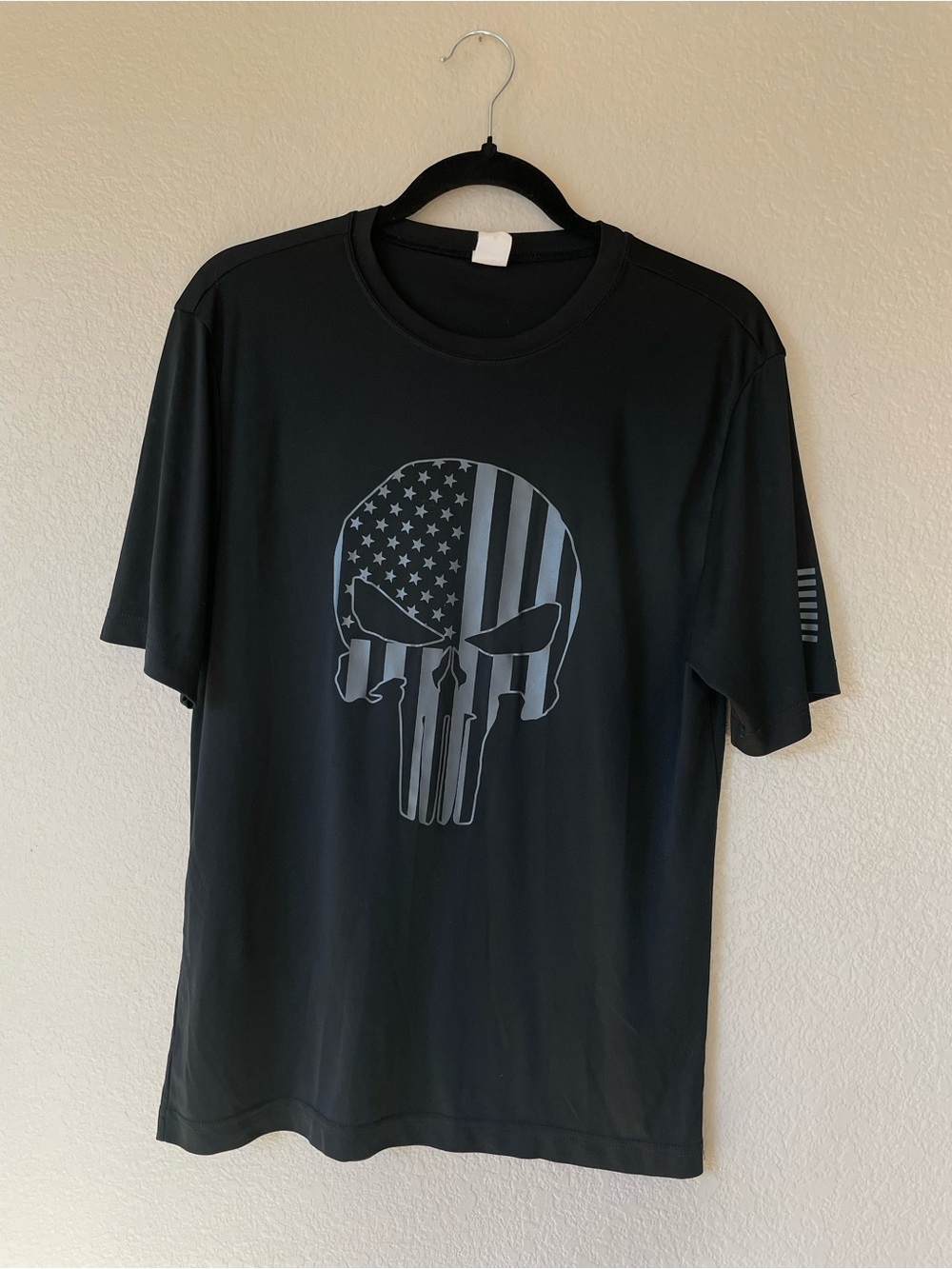 US Army Men’s Small Black Stretch Shirt Punisher Skull American Flag